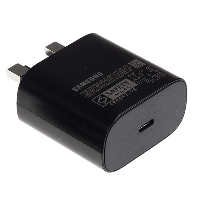 نمای درگاه شارژ تایپ‌سی شارژر همراه 25W سامسونگ مدل EP-TA800 در رنگ مشکی